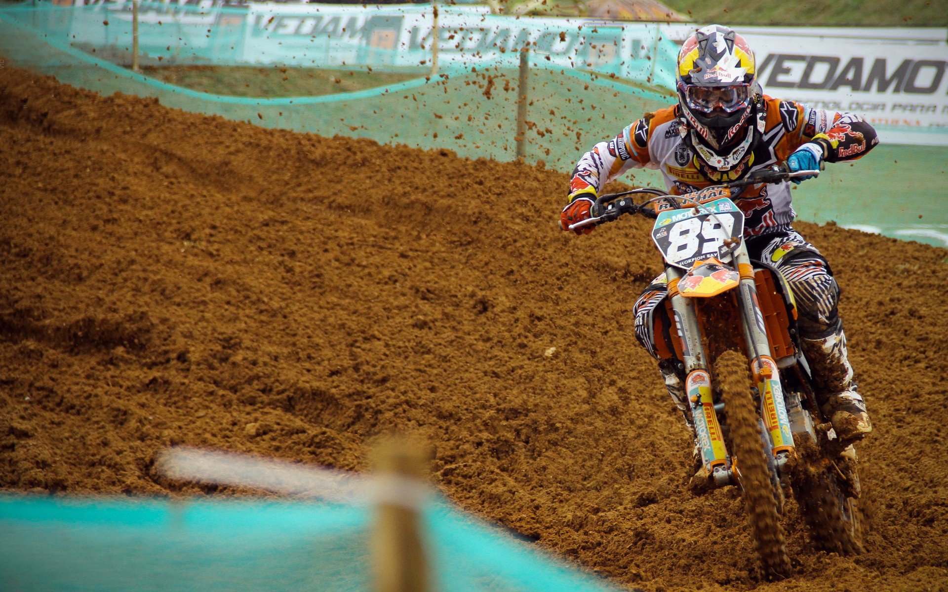 绿茵场与篮球馆的共振，德甲争冠焦点战启示录与广厦队一波流的胜利哲学