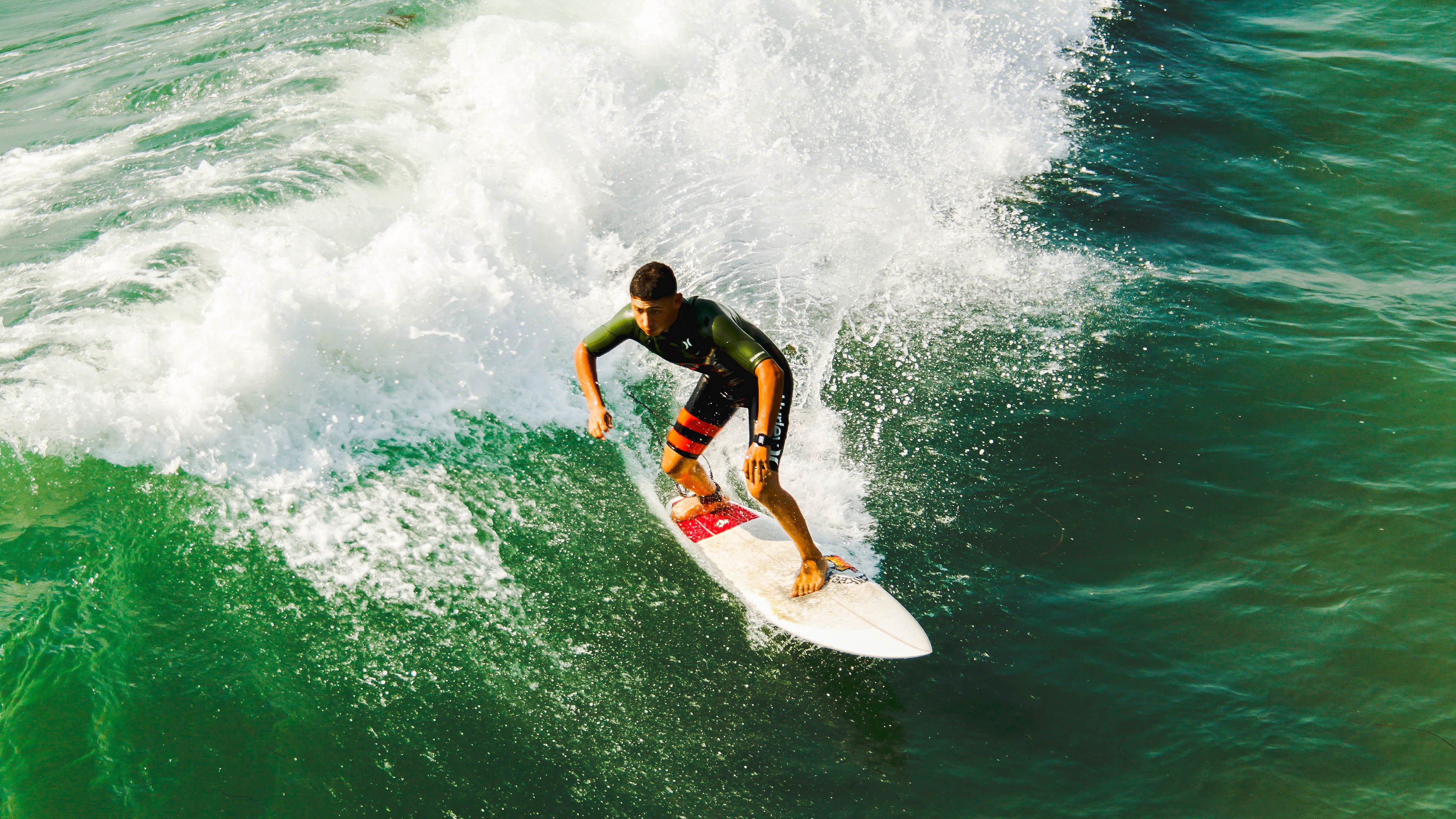 法拉利翻盘红牛二队，拉塞尔关键制胜，策略与勇气的胜利